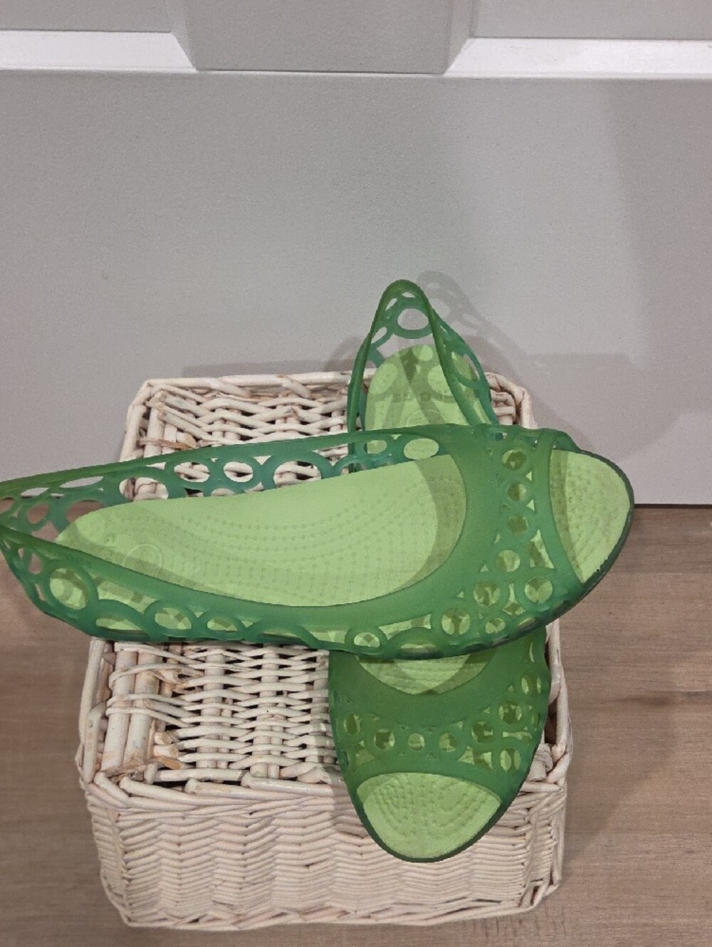 CROCS RARE Women's Green Casual Jelly Flats Size 8 - Picture 4 of 7